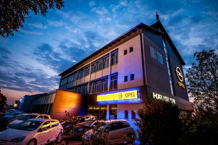 Bild des Gebäudes in Feldkirchen in Abenddämmerung, Autos stehen vor dem Gebäude