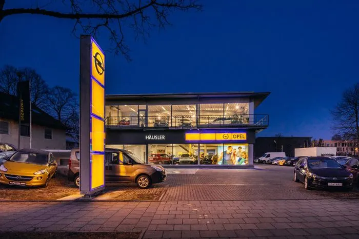 Bild des Gebäudes in Gröbenzell in Abenddämmerung, Autos stehen vor dem Gebäude