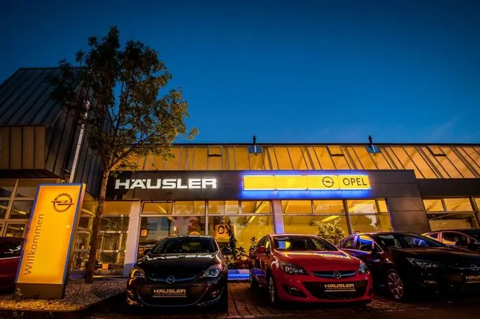 Bild des Gebäudes in Neuaubing in Abenddämmerung, Autos stehen vor dem Gebäude
